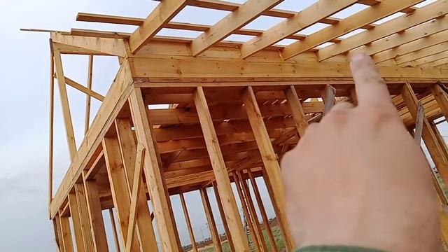 закрыли продухи между стропил обоих скатов, набили обрешётку на навес и один скат смотреть онлайн