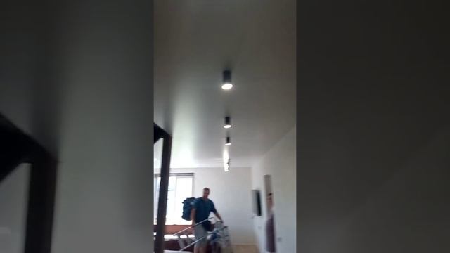 матовый потолок с тремя видами светильников в чёрном исполнении смотреть онлайн