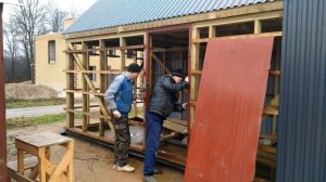 Обшивка стен бани профлистом и установка входной двери.