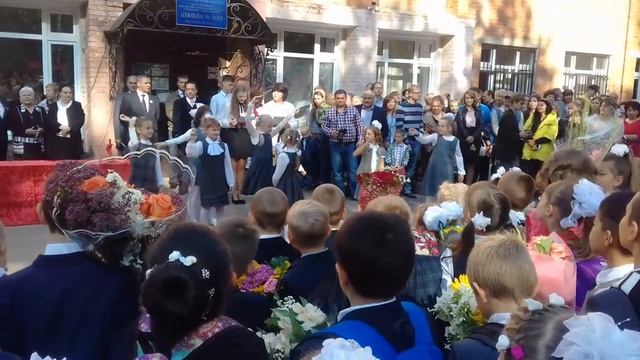01092017 танец девочек 2А класса смотреть онлайн