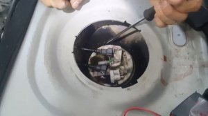 Как снять бензонасос рено логан.
