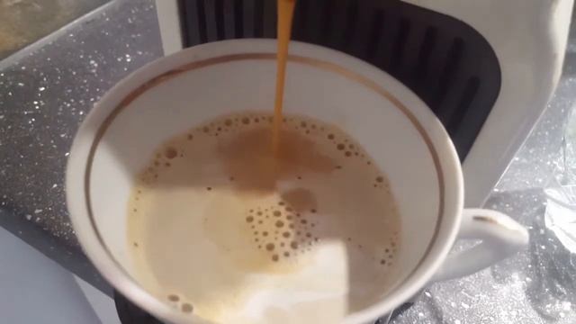Kawa poranna z mlekiem podgrzana filizanka dobra kawa dla narzeczonej:) смотреть онлайн