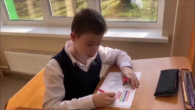 Готовим открытки для солдат к Дню Матери. Поёт Заболотная Алина с мамой. смотреть онлайн