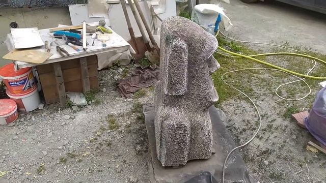 Статуя Моаи в ландшафтном дизайне сада . смотреть онлайн