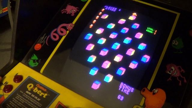 Q*BERT'S QUBES ARCADE VIDEO GAME - 1984 MYLSTAR смотреть онлайн