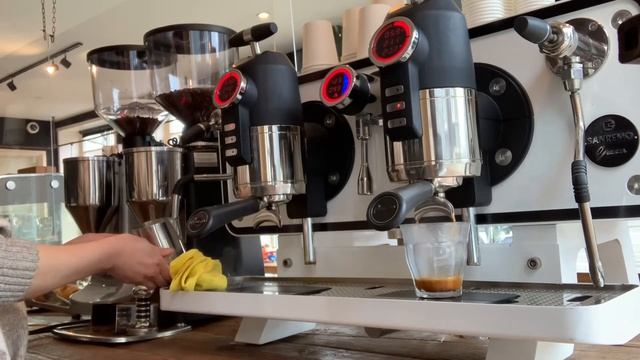 Making latte with a Sanremo Opera espresso machine (1,5 min barista vlog) смотреть онлайн