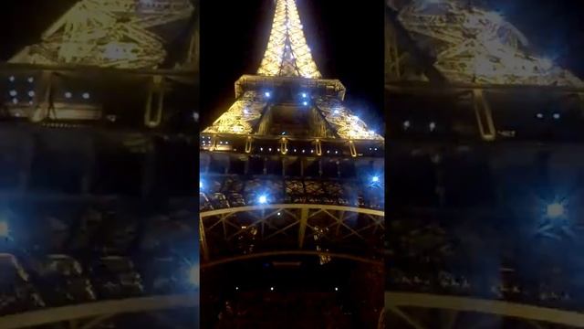 Eiffel Tower at night!!! Эйфелева башня горит вечером, сияние башни. Очень красиво!!! смотреть онлайн