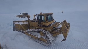 Расчистка 1.5-метрового снега в Антарктиде. Бульдозер Caterpillar D7.