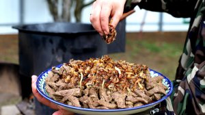 Жареная печень по-узбекски в казане на костре.