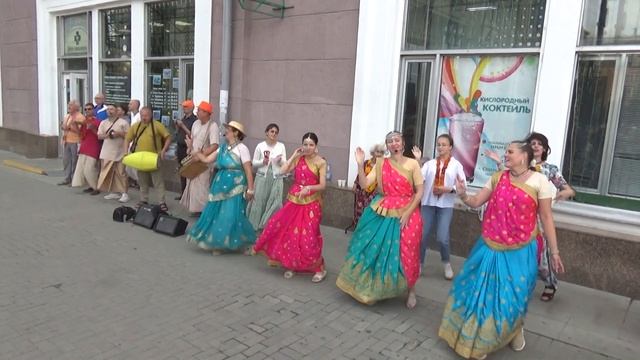 Харинама в день 300-летия Екатеринбурга. Эпизод 8 येकातेरिनबर्ग की 300वीं वर्षगाँठ के दिन हरिनाम.8 смотреть онлайн
