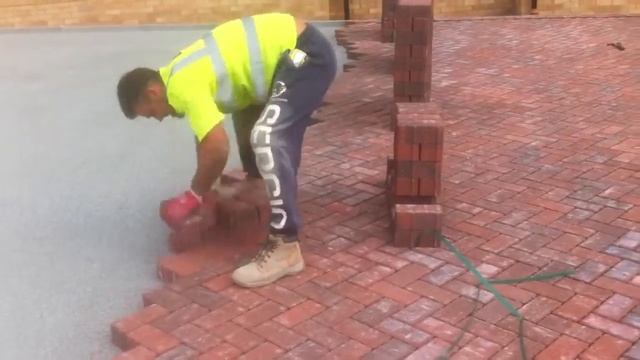 Как надо быстро класть кирпичи смотреть онлайн