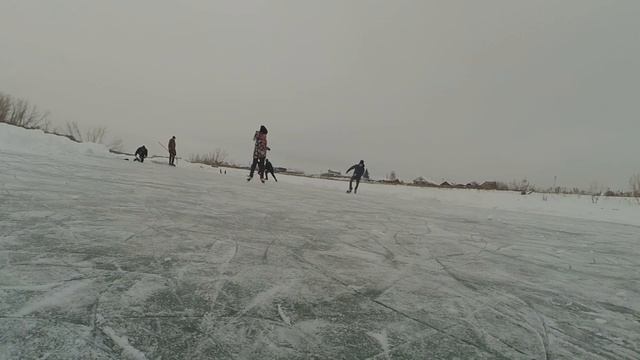 Покупаю подарки/ Играем в хоккей на реке/Сибирская зима смотреть онлайн