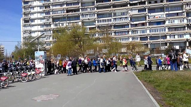 7 мая 2015г. микрорайону Северное Чертаново в Москве идут школьники смотреть онлайн