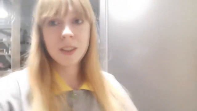 СОБИРАЮ ВЕЩИ // УПАЛА СО СТУЛА смотреть онлайн