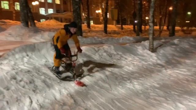 Дропнули с трамплина побольше #Трюки на снегокате смотреть онлайн