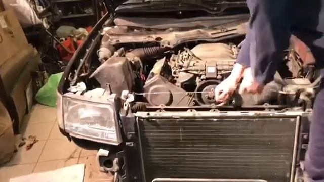Как снять радиатор охлаждения двигателя на Ауди 100 C4 (Audi 100 С4) смотреть онлайн