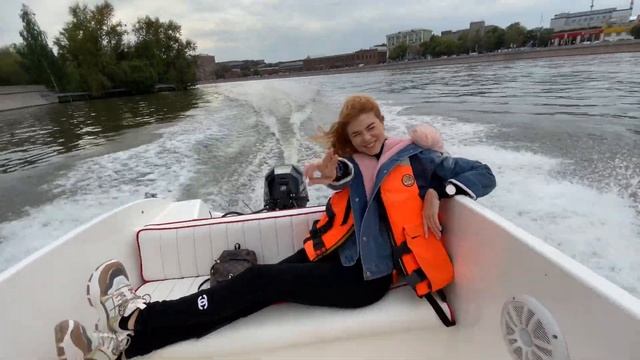 Roman Sakhabeev - Катание на катере Москва без прав! смотреть онлайн