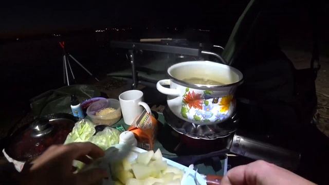 РЫБАЛКА с ночевкой на Волге, ЛОВИМ рыбку варим БОРЩ. смотреть онлайн