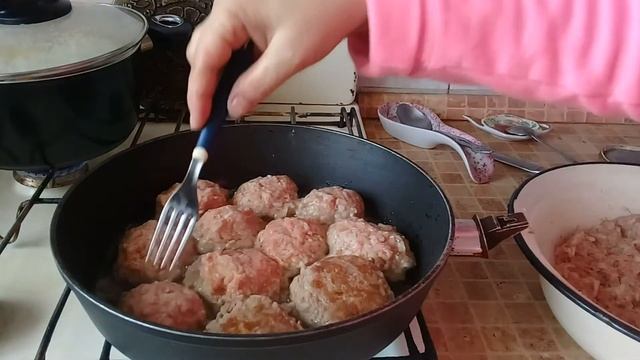 Тефтели с рисом.Куриные в томатном соке.Очень вкусные. смотреть онлайн