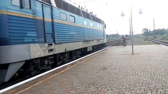 Прибытие и отправление электровоза ЧС4-018 с поездом #112 Львов - Харьков смотреть онлайн