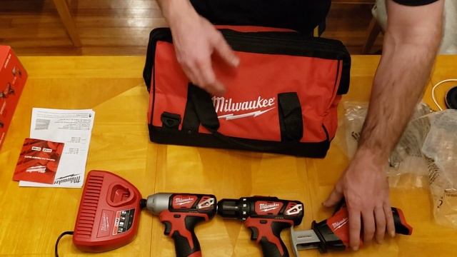 Milwaukee M12 4-Tool Combo Kit [Unboxing & Review] смотреть онлайн
