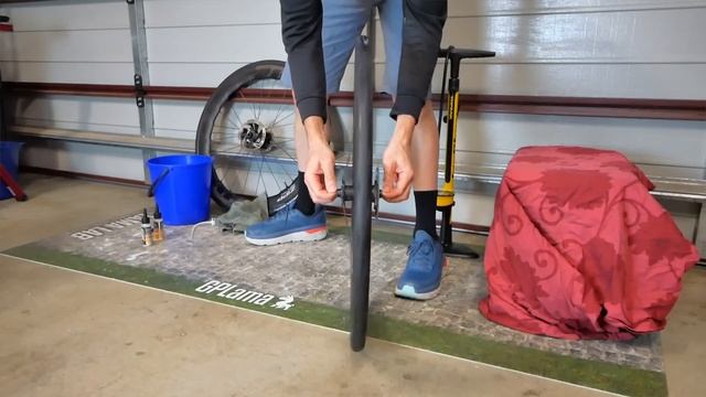 Festive 500 Day 1 // Continental GP5000S TR Tubeless Installs are EASY! смотреть онлайн