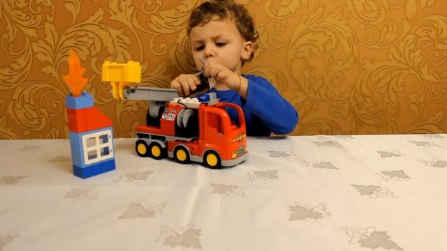 Пожарная станция Лего Дупло 10593 играем в конструктор с машинками Lego Duplo set 10592 Fire statio смотреть онлайн