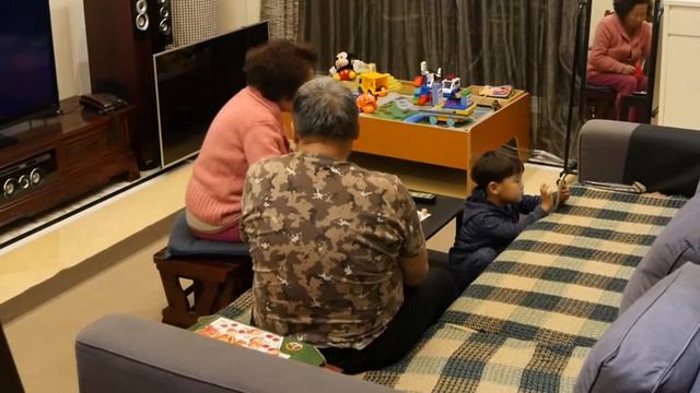 15 Баба, деда и внучок играют в лото Общий смотреть онлайн