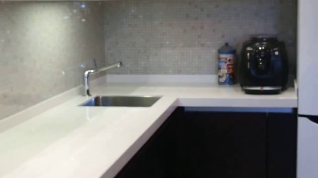 каменная кварцевая столешница с интегрированной металлической мойкой и подоконник в Рязани АПАРХ смотреть онлайн