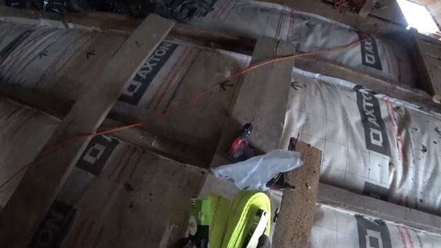 Крыша раздавила стены дома попробуем стянуть обратно