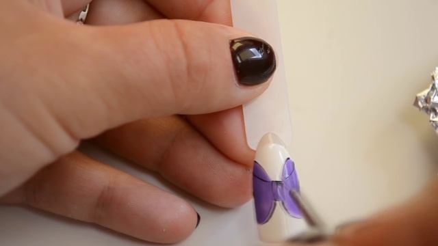 Дизайн ногтей! Рисуем бант! смотреть онлайн