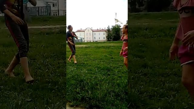 Я и моя подруга показываем вам трюки!! смотреть онлайн