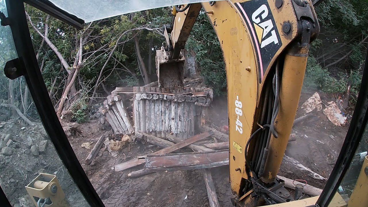 Часть № 4 Сломал дом. Работа экскаватора-погрузчика CATERPILLAR смотреть онлайн