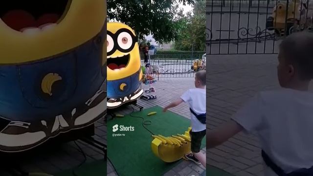 Устин кормит Миньона бананами. #shorts смотреть онлайн
