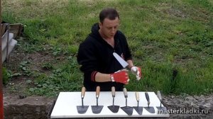 Кельма - основной инструмент каменщика. - [© masterkladki]