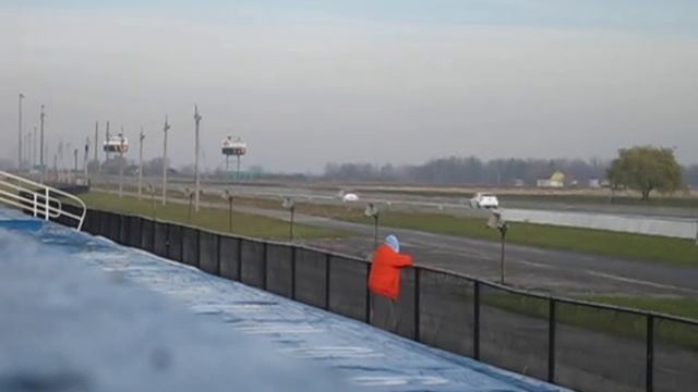 Audi S4 (left lane) vs Honda Civic (right lane) @ Cayuga TMP 1/4 mile Sat Nov 13, 2010 смотреть онлайн