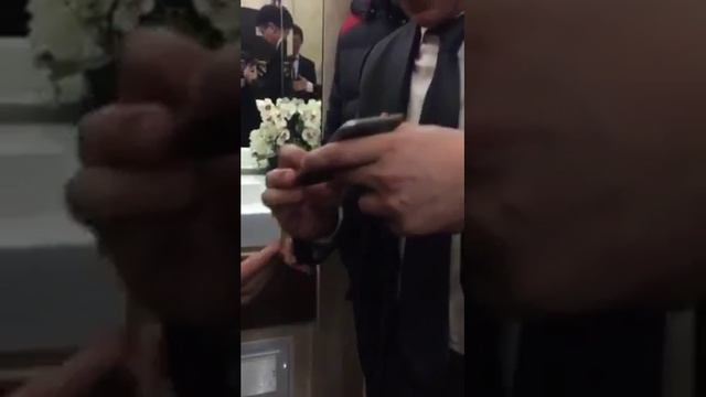 Кубик Рубик парень одной рукой собирает ловкость рук смотреть онлайн