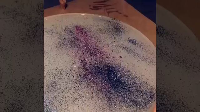 Часы из эпоксидной смолы с люминофором, которые светятся в темноте. Идея для крутого подарка.