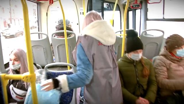 В Твери в автобусах «Транспорта Верхневолжья» вновь раздавали защитные маски смотреть онлайн