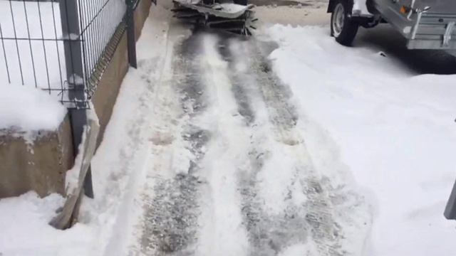 Садовый трактор Cub Cadet XT3 с передней щеткой Tielbuerger.