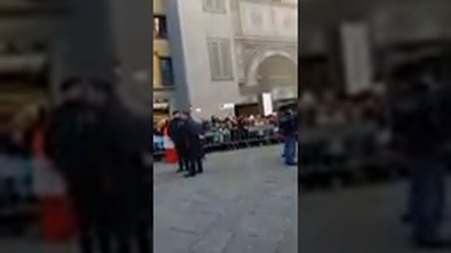 Firenze, Cardinal Ernest Simoni distribuisce la calza della Befana (lowres streaming) смотреть онлайн