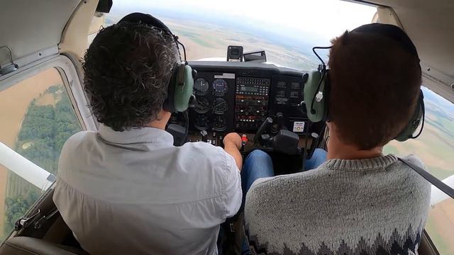 LFPN, training in windy conditions before solo flight смотреть онлайн