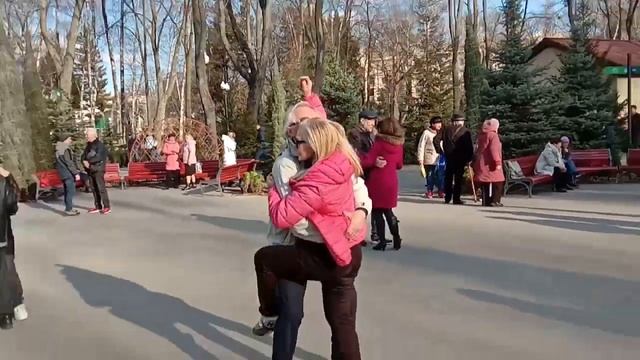 Я и ты падаем в любовь!!!Танцы в парке Горького,март 2021. смотреть онлайн