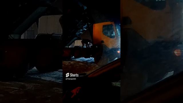 Что то режет на самосвале болгаркой #Shorts #renotruck смотреть онлайн
