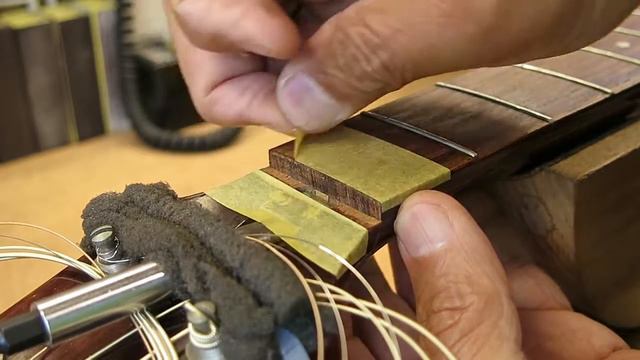 Nut remove on YAMAHA FG-130 смотреть онлайн