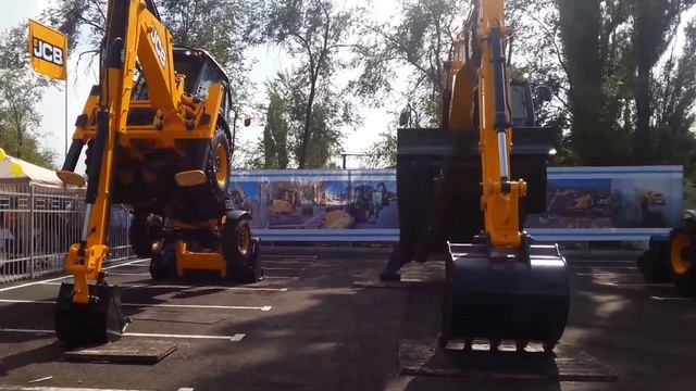 Танцы маленьких тракторят JCB в Алматы (06.09.13) смотреть онлайн