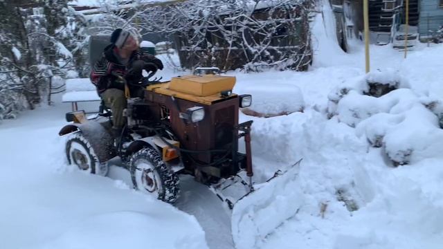 Первая чистка снега ❄️ Самодельный минитрактор ? смотреть онлайн