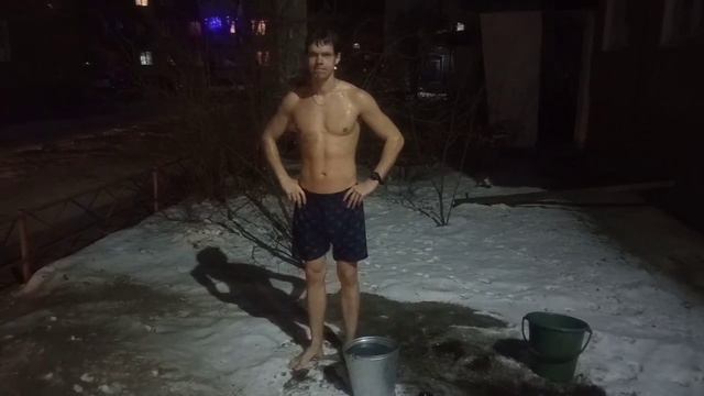 Сегодня 18 декабря и я буду обливаться. Обливание холодной водой. Закаливание. смотреть онлайн