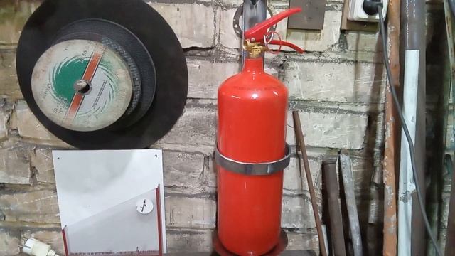 Подставка для огнетушителя из хлама