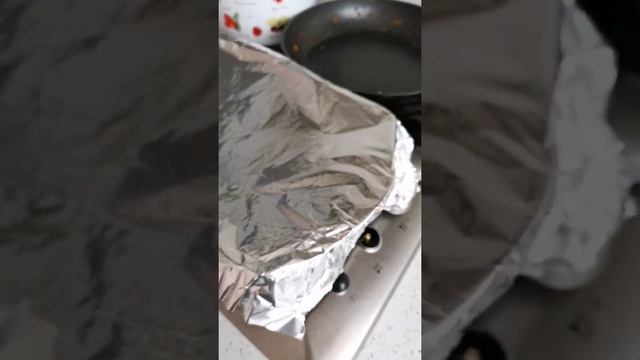 Готовлю мясные тефтели под зажаркой в духовке. Ингредиенты: фарш мясо,рис,морковь,лук,соль,томат.